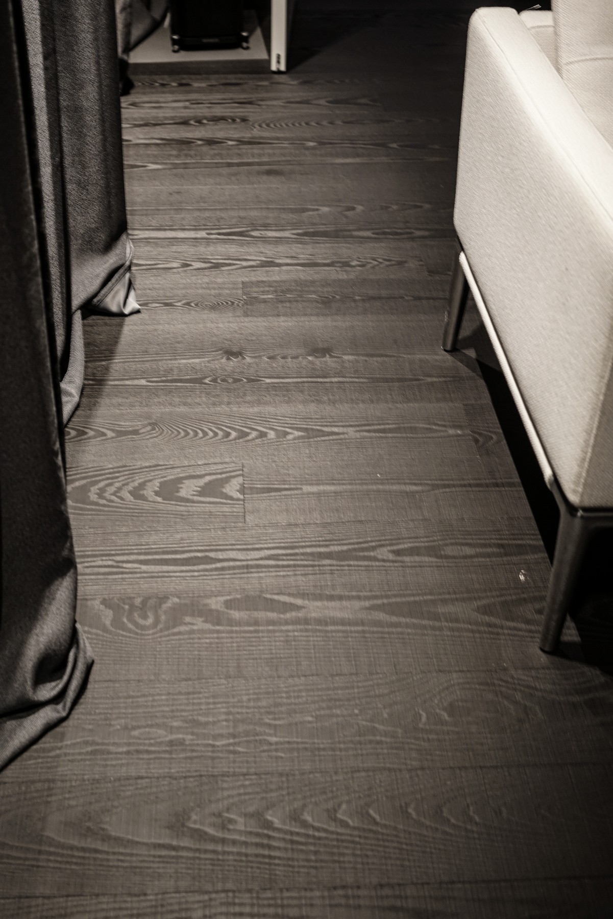 Dielen Esche schwarz sägerau Dunkles Eschenparkett sägerau Wohnzimmer