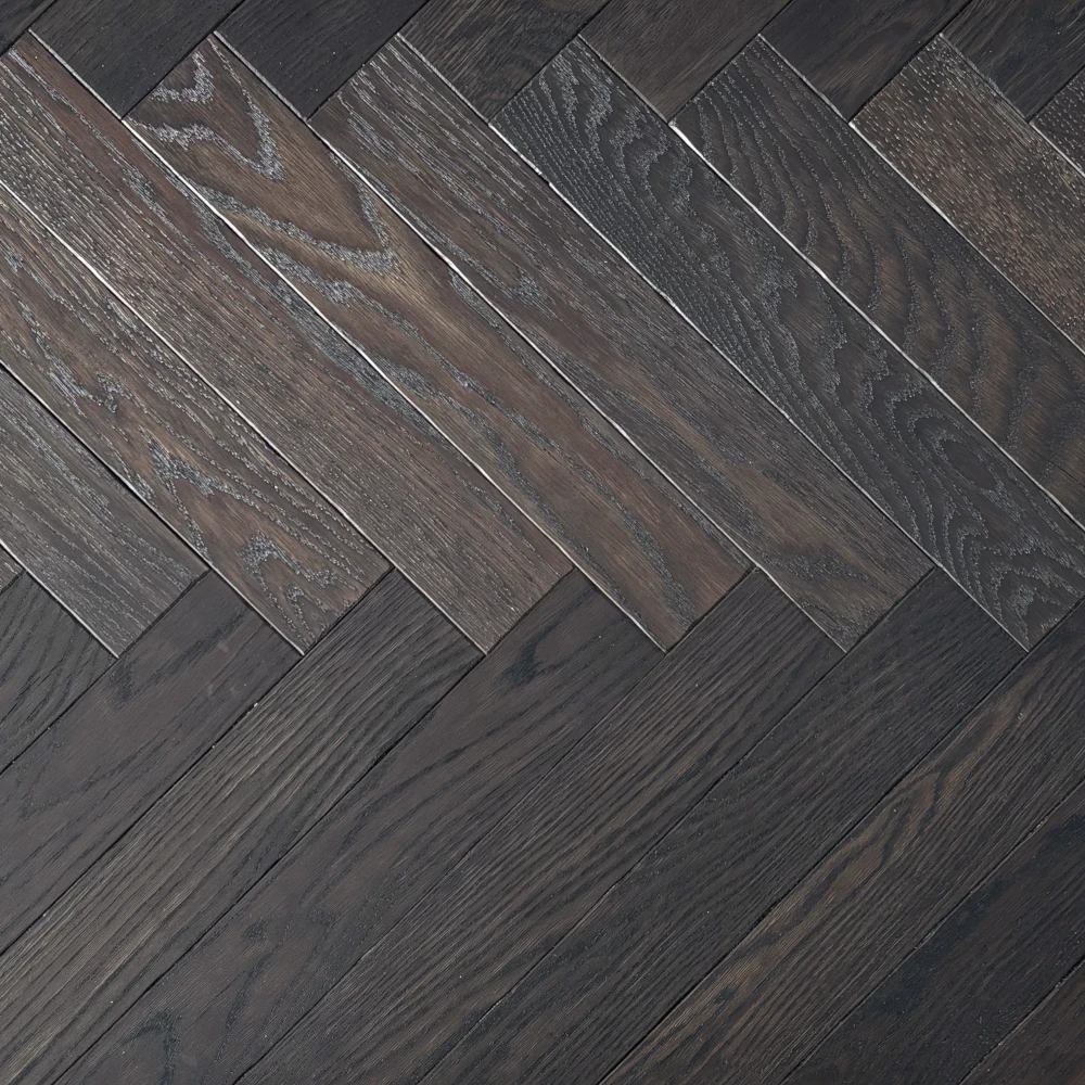 Fischgrät Antik Smoky Horse - Dark Chocolate Dunkles Fischgrätparkett Räuchereiche, antik bearbeitet