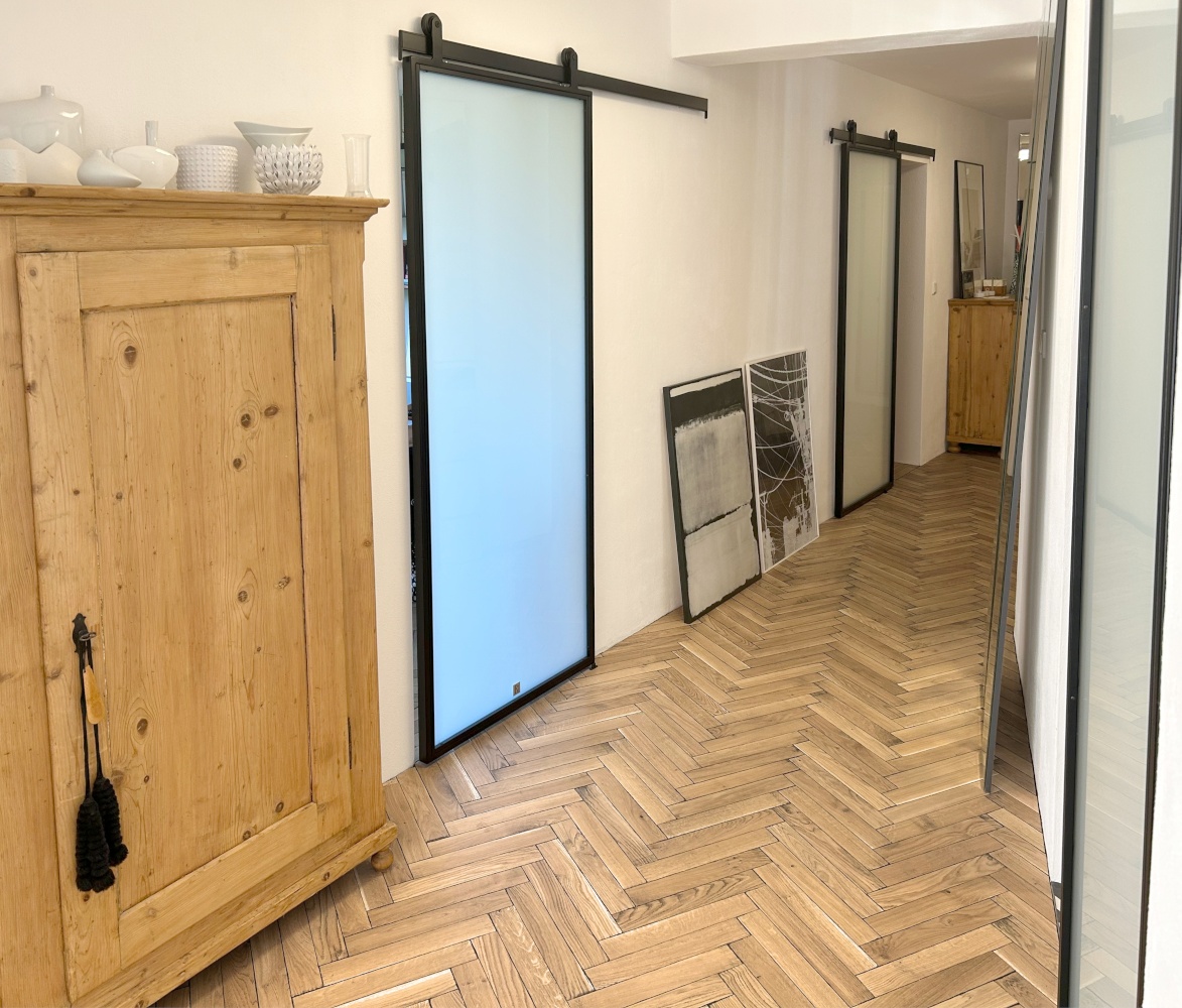 Massivholzparkett mit farblich abgesetzten Kanten