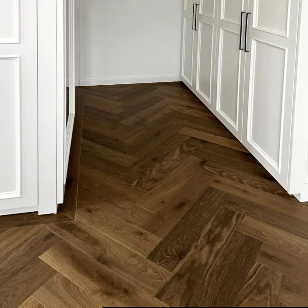 Dunkles Fischgrätparkett