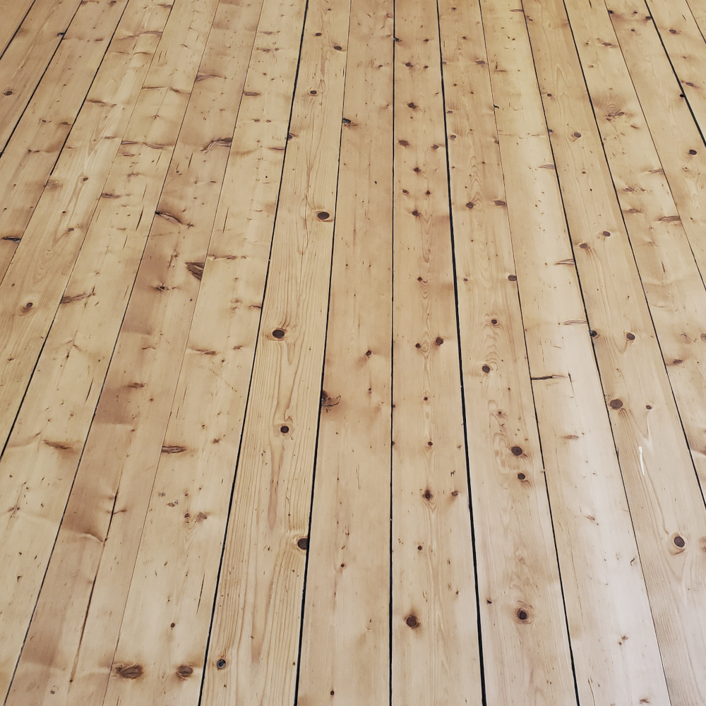 Einsatz von Woodflex Schwarz als Fugenfüller bei aufgearbeitetem Dielenboden Altbausanierung