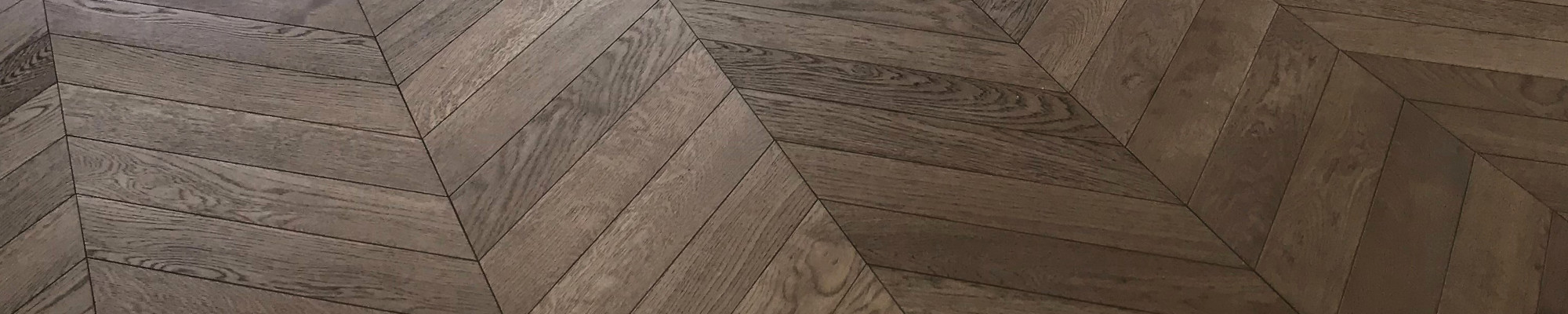 Französisches Fischgrät / Chevron , Massivholz "Walnut"  Sanierte Altbauwohnung, braunes Fischgrät Eiche