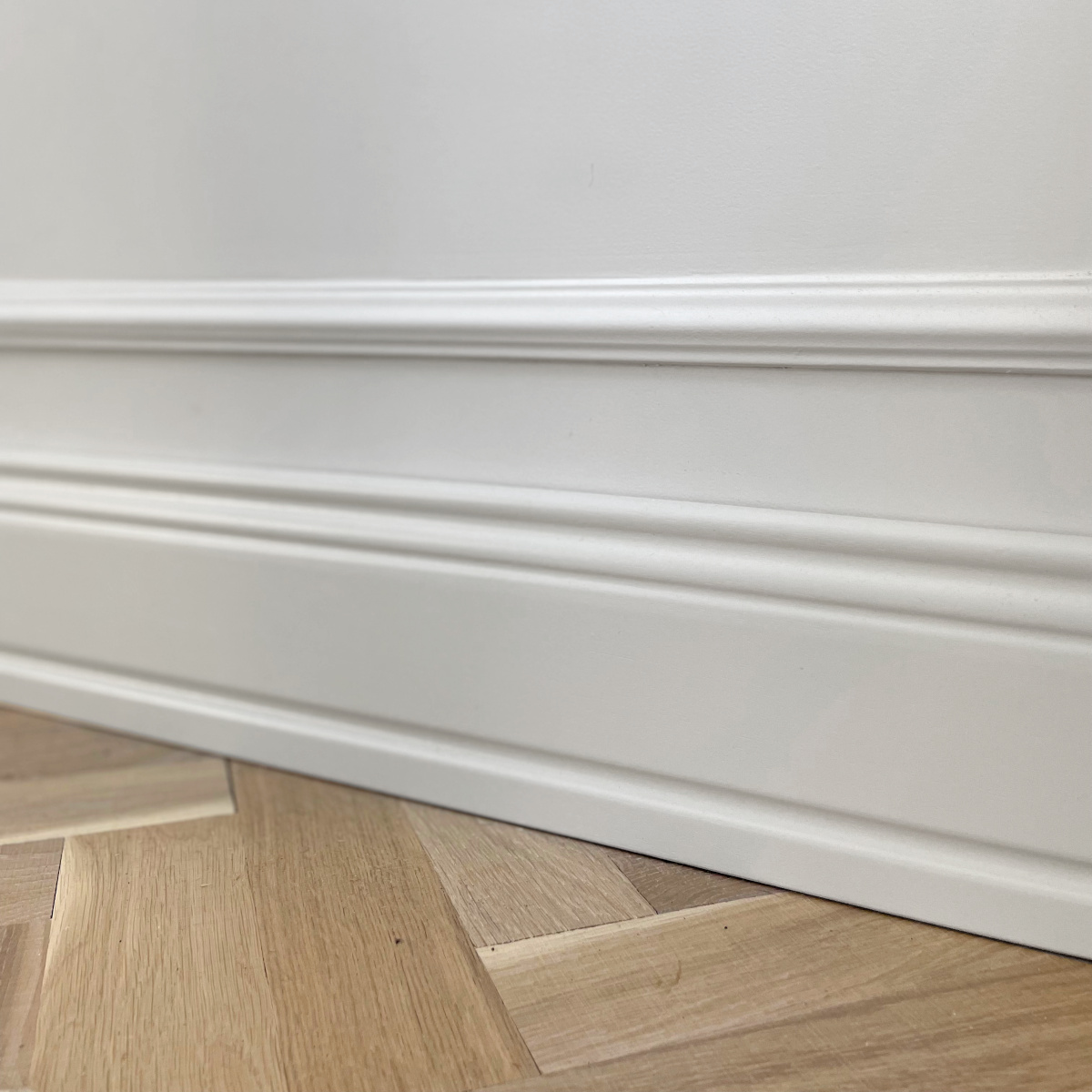 Massivholz-Parkett Fischgrät Eiche Sägerau und Sockelleisten mit Profil Massivholz Helles Parkett, Massivholzparkett