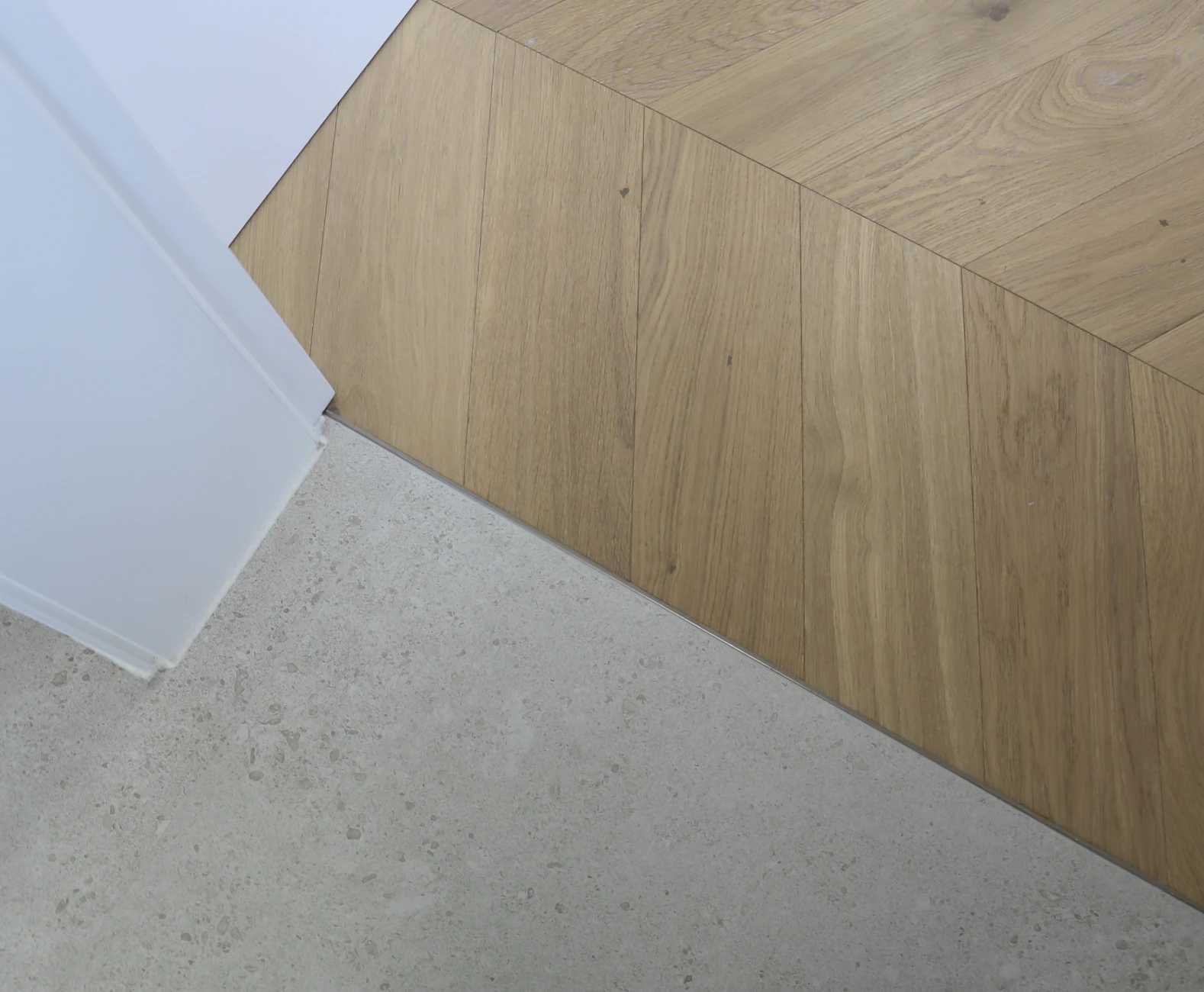 Französisches Fischgrät, Clear White - Select Chevron, helles Eichenparkett