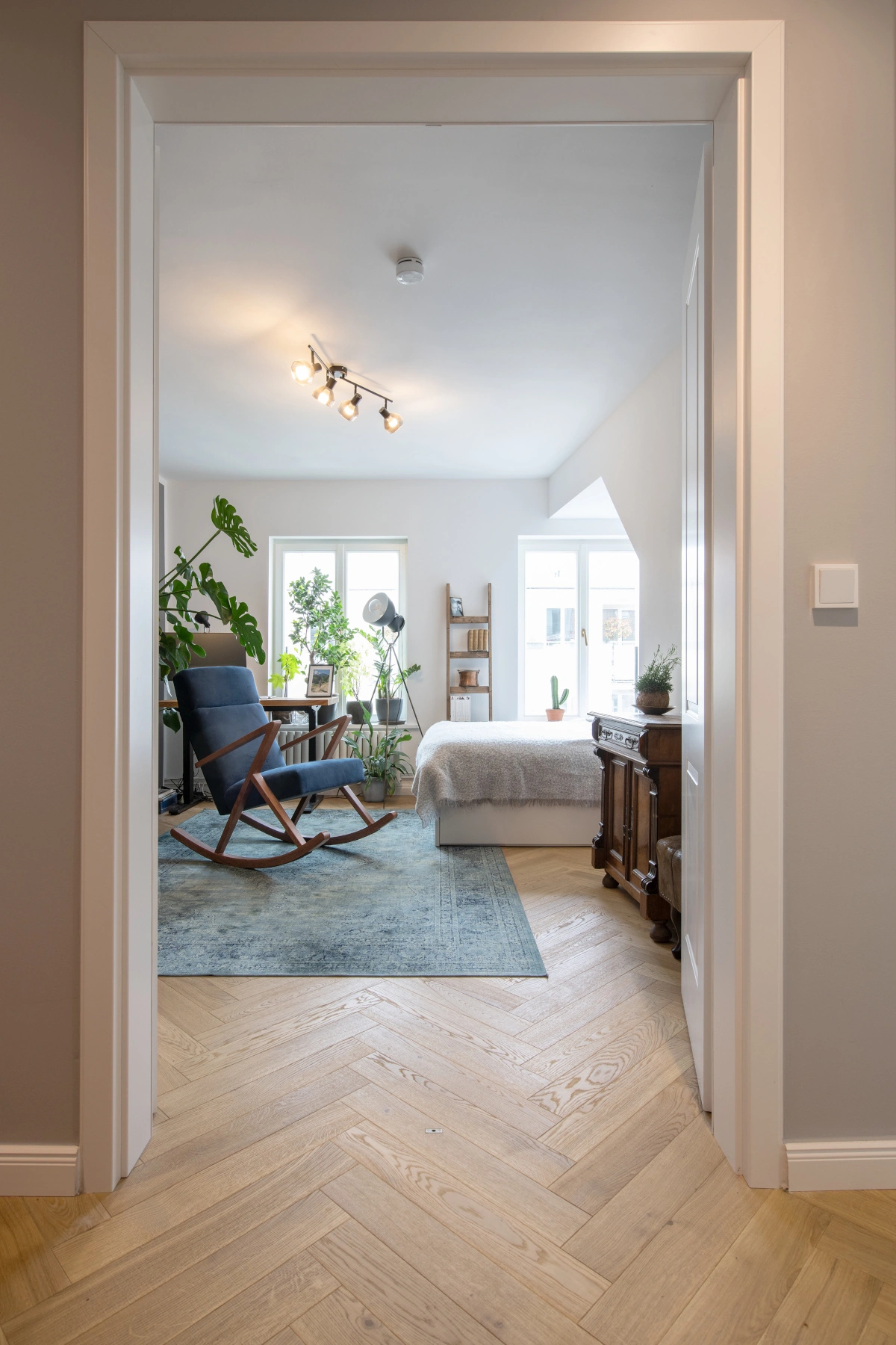 Fischgrät Sägerau Clear White, Eiche massiv Massivparkett, helles Fischgrätparkett