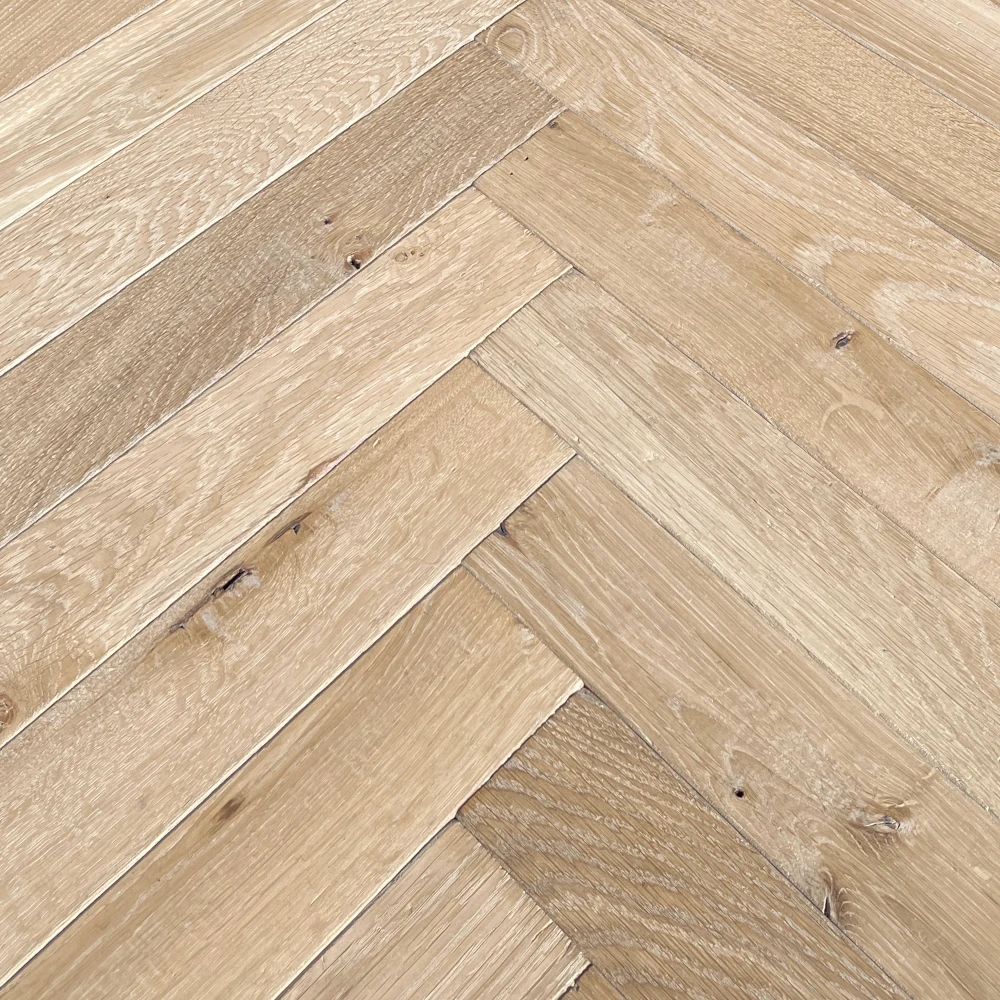 Eiche Antik Wild Horse Creamy Helles Massivholzparkett als klassisches Fischgrät