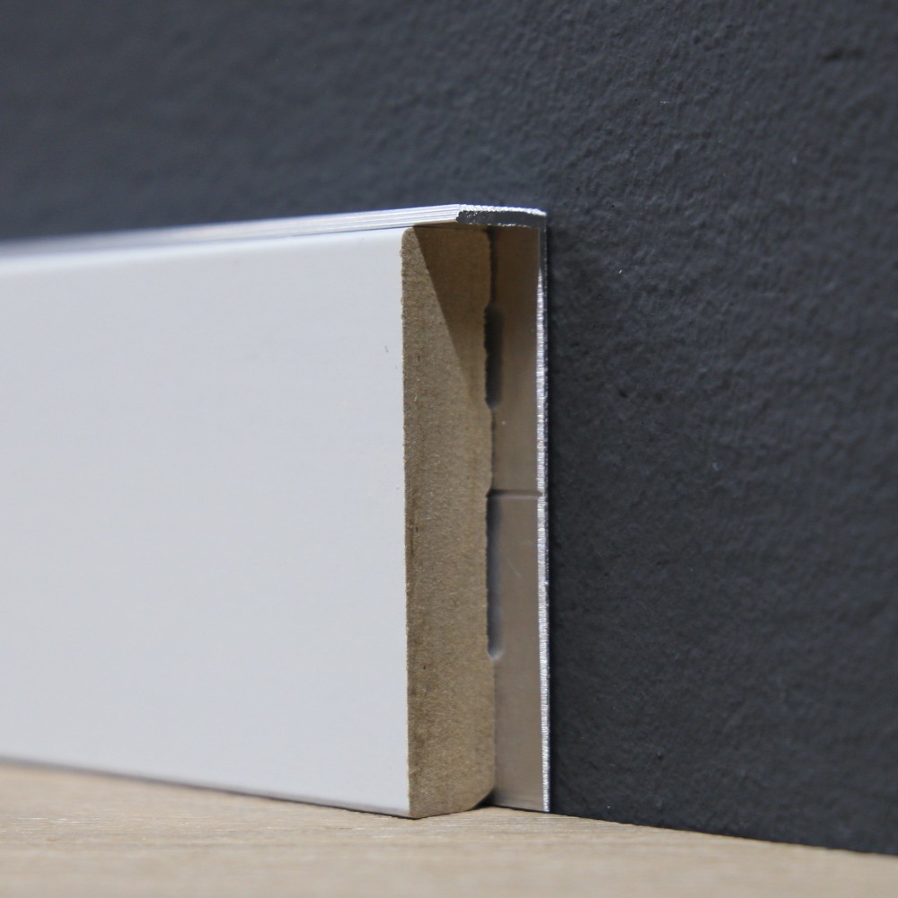 Sockelleiste MDF weiß lackiert RAL 9010, 60 x 10 mm Wandbündige Sockelleiste mit Metallprofil