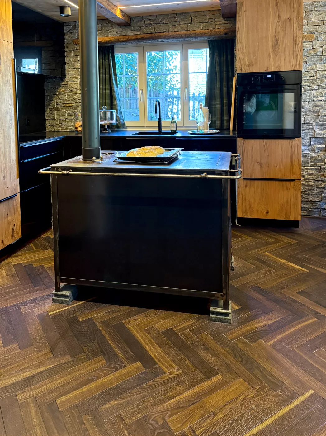 Chalet Schweiz, dunkles Parkett