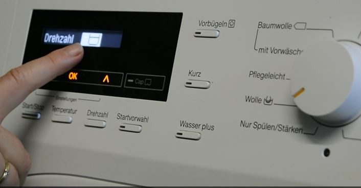 Umdrehungs- und Schleuderanzahl auf die niedrigste Stufe einstellen Waschen Schurwoll-Decke