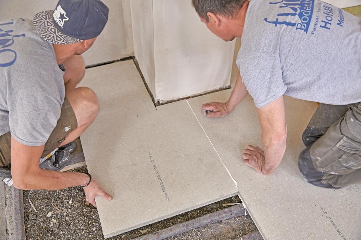 Verlegung von Knauf GIFAfloor PRESTO Platten Altbausanierung, Holzbalkendecke, Trockenestrich