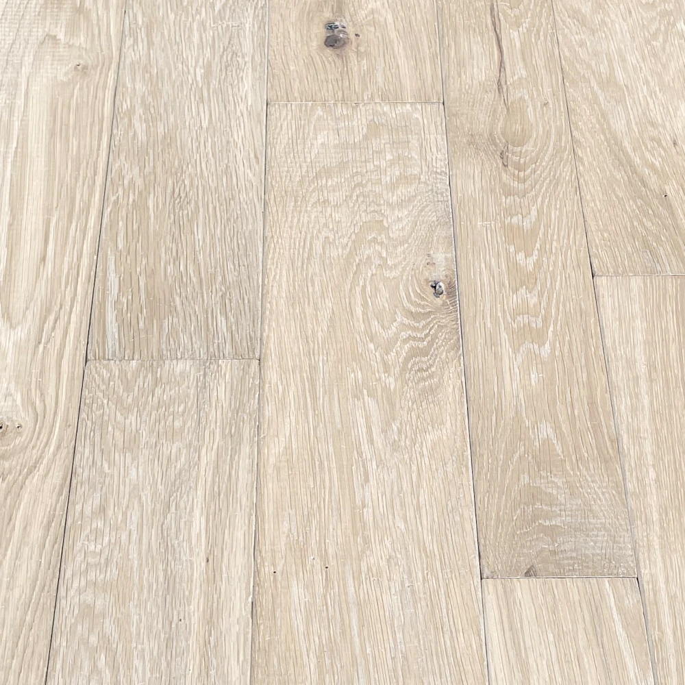 Eiche Antik Wild Horse Creamy Helles Massivholzparkett als Dielen