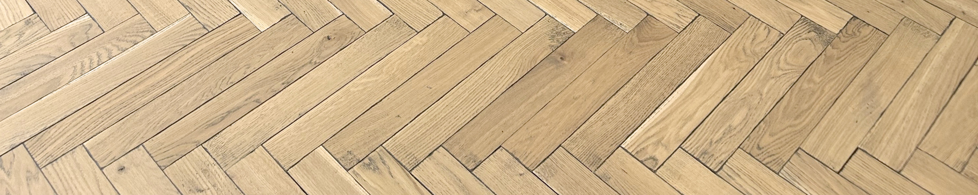 Fischgrätparkett Eiche Antik Shadow Horse Massivholzparkett mit farblich abgesetzten Kanten