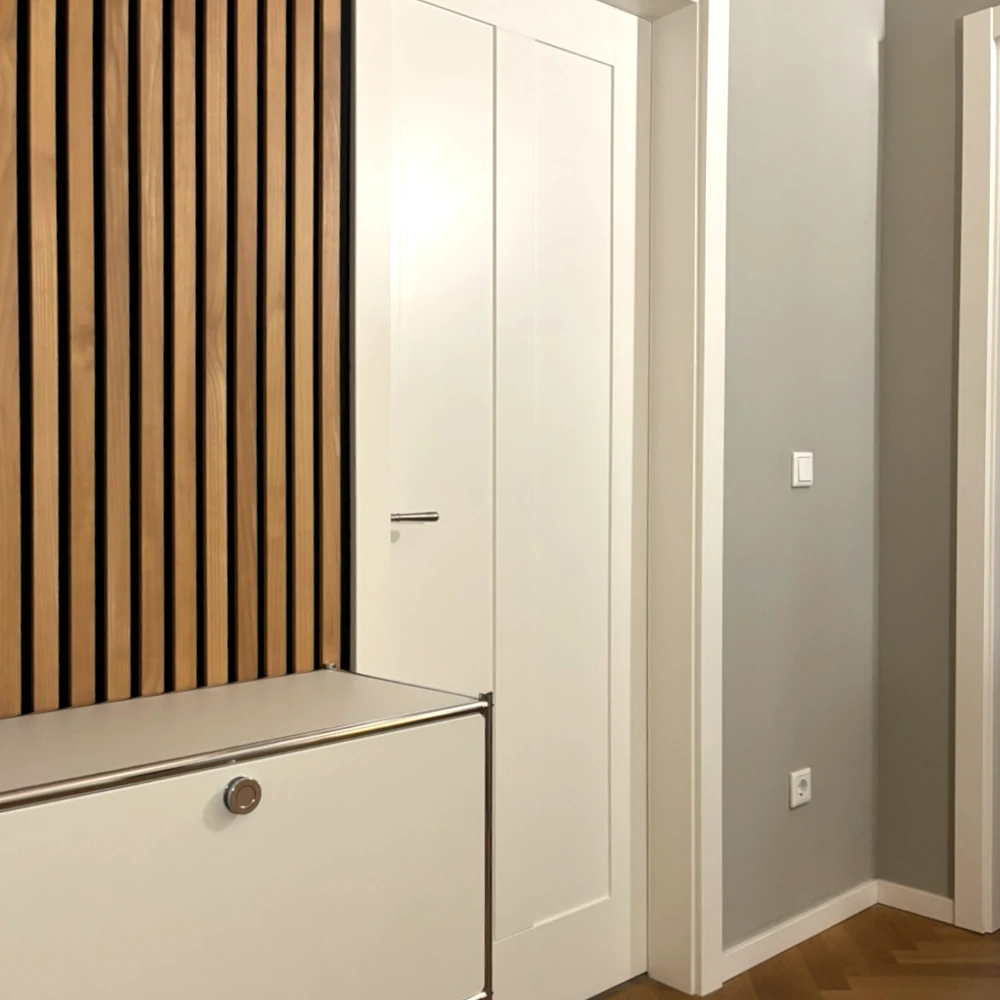 Akustikpaneel aus Massivholz mit USM Haller Regal