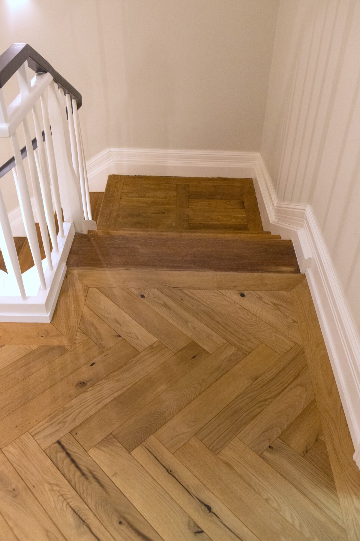 Fischgrät aus Altholz im Treppenhaus Fischgrätparkett, Altholzparkett, Treppenhaus