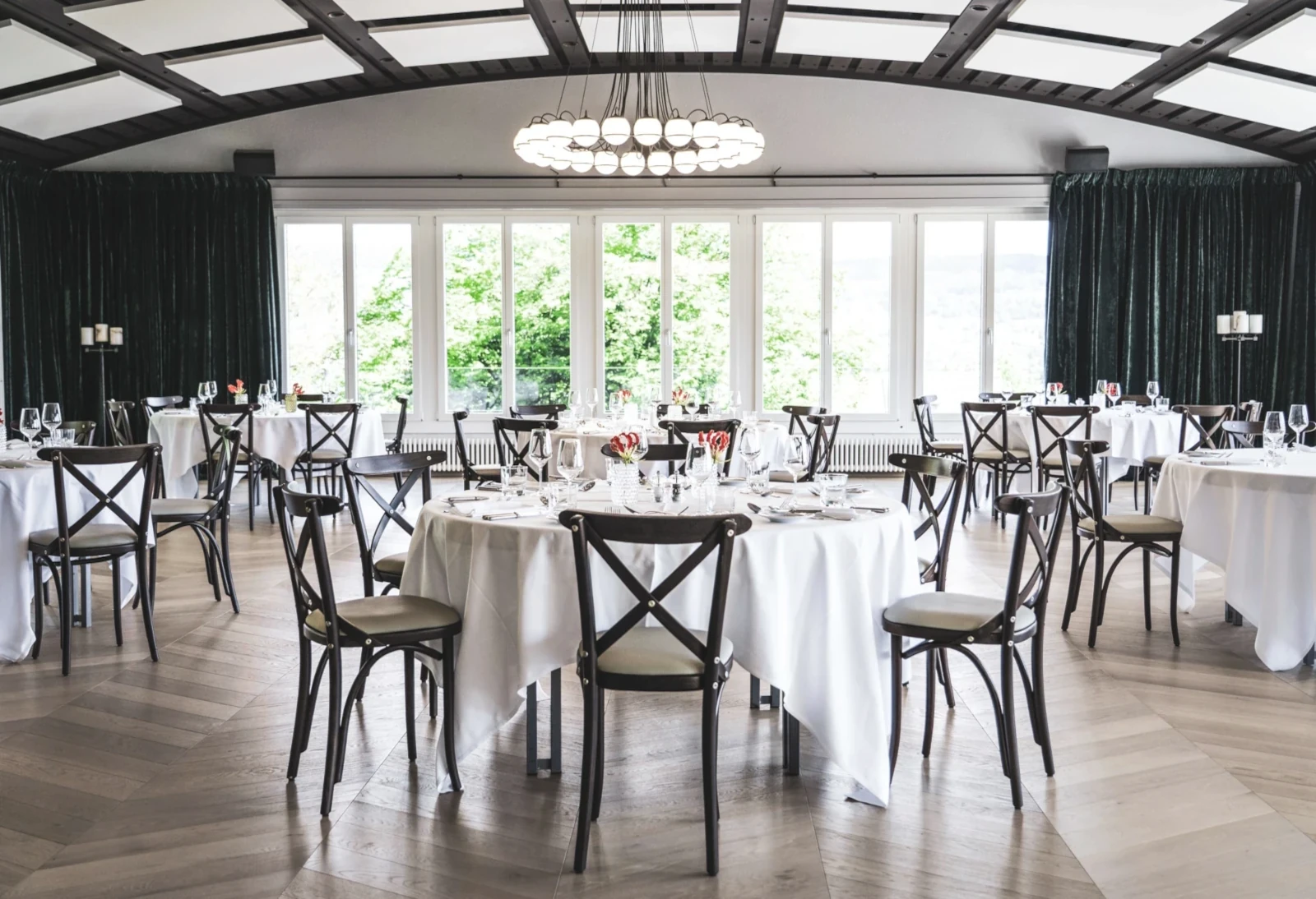 Französisches Fischgrät Eiche Pietra im Landgasthof Halbinsel Au Schweiz Chevron Veranstaltungssaal