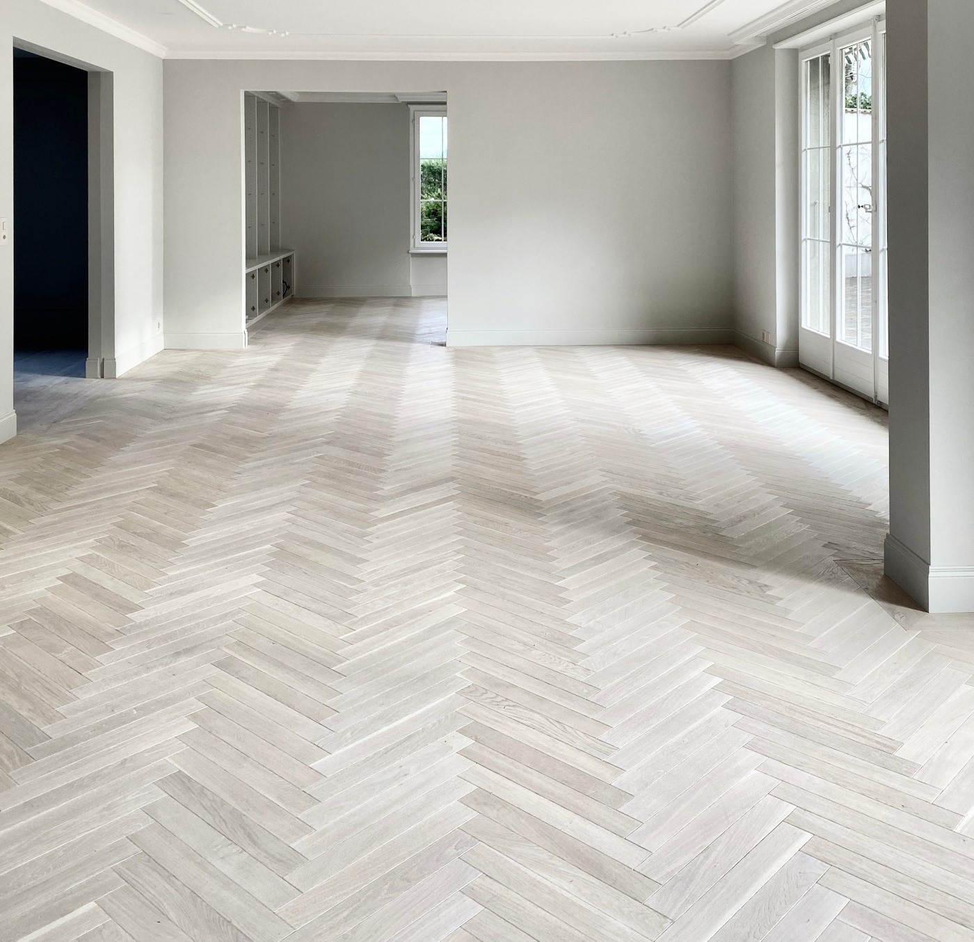Fischgrät Eiche Noblesse Polar White Parkett weiß antik Schweiz Villa