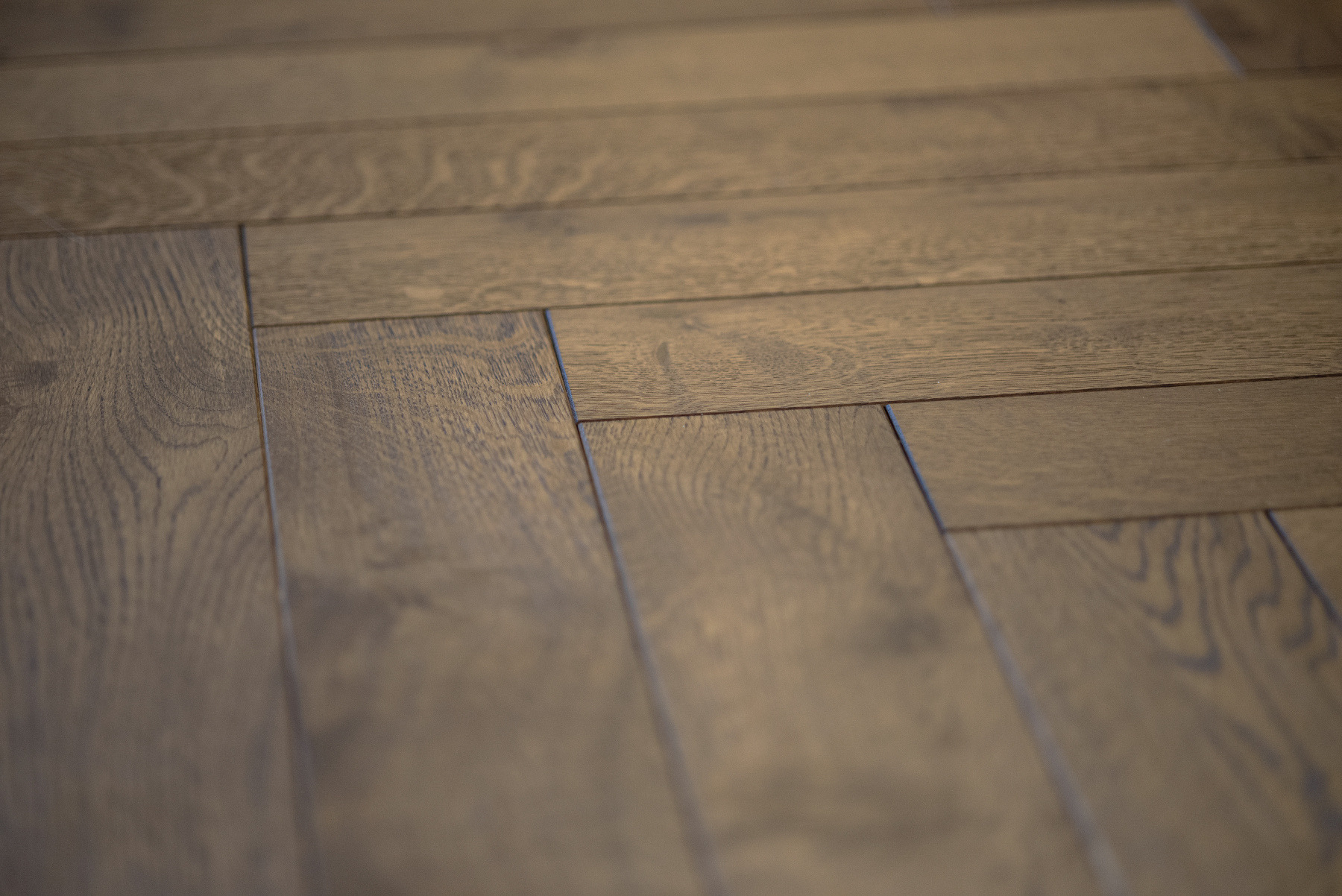 Fischgrät Chestnut Naturöl, Eiche massiv Massivholz, braunes Fischgrätparkett