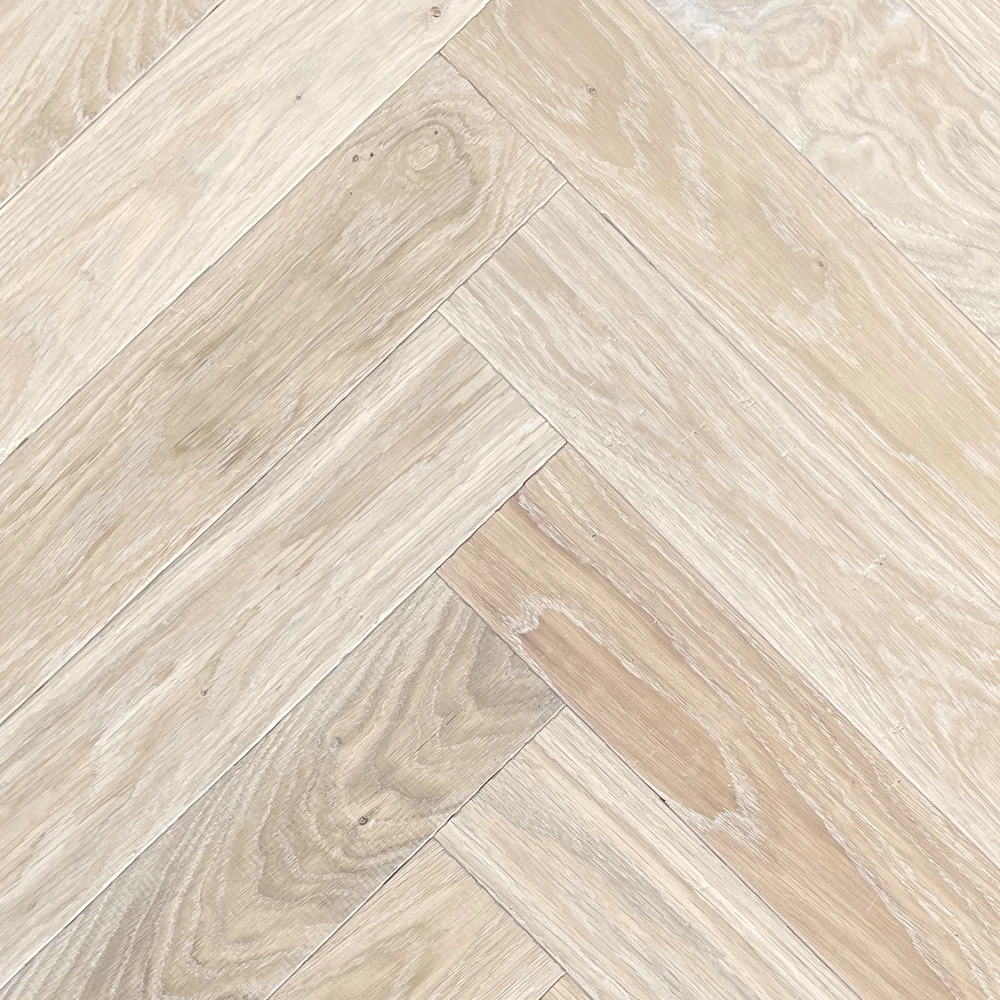 Eiche Antik Wild Horse Creamy Helles Massivholzparkett als Französisches Fischgrät (Chevron)