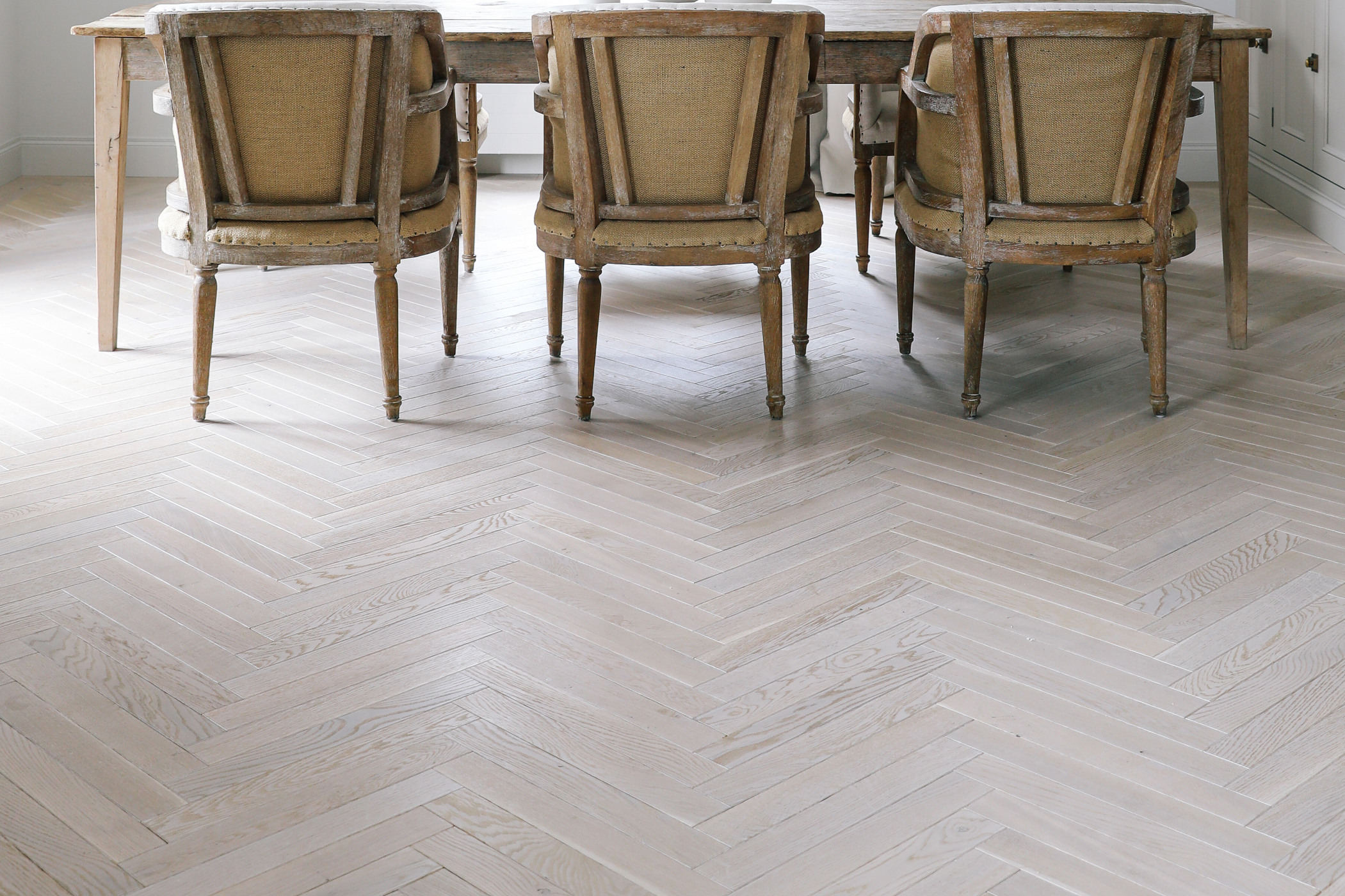 Fischgrät Eiche Noblesse Polar White Parkett weiß antik Schweiz Villa