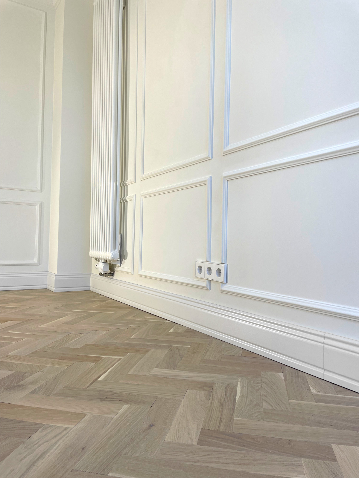 Massivholz-Parkett Fischgrät Eiche Sägerau und Sockelleisten mit Profil Massivholz Helles Parkett, Massivholzparkett