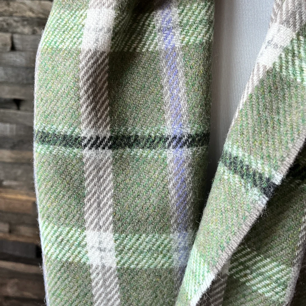 Foxford Wollschal - Green & Violet Check Grün karierter Schal, weiche Lambswool, made in Ireland