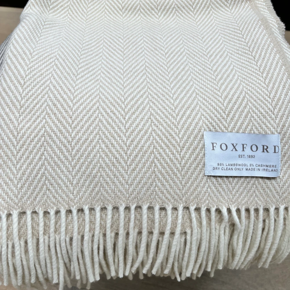 Plaid Cashmere Merino von Foxford - Cafè Latte  Plaid Cashmere Merino von Foxford - Cafè Latte