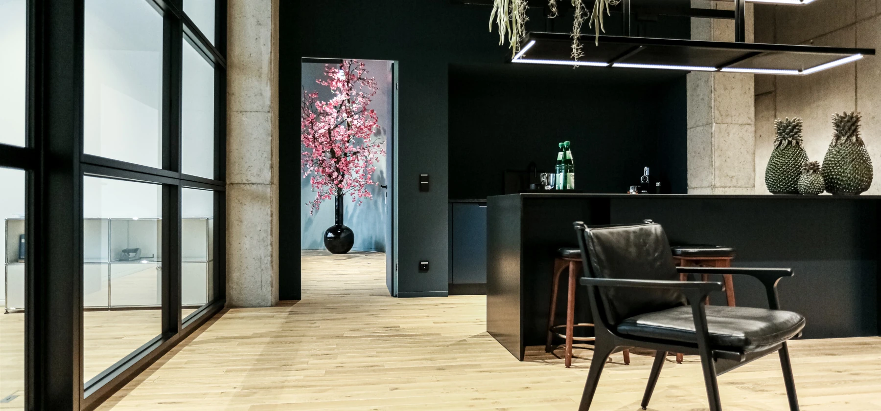 Japandi - die Fusion japanischer und skandinavischer Designs Büroküche mit Kirschblütenbaum