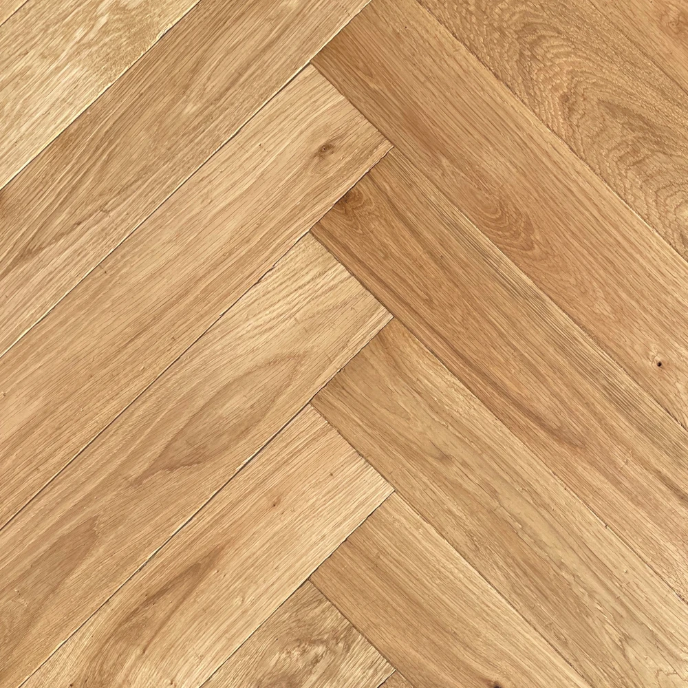 Eiche Antik Wild Horse Golden Braunes Massivholzparkett als klassisches Fischgrät