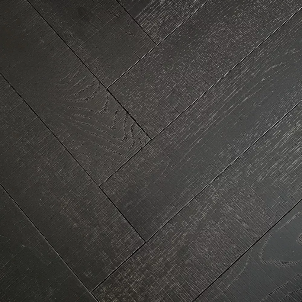 Schwarzes Fischgrätparkett