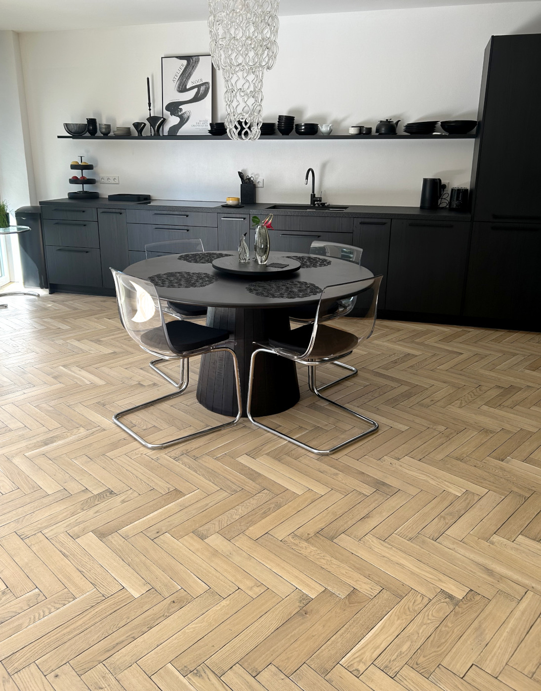 Fischgrätparkett Eiche Antik Shadow Horse Massivholzparkett mit farblich abgesetzten Kanten