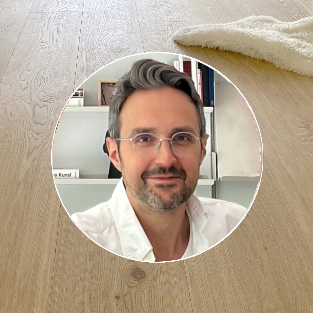 Iskender Dirik Geradliniges Design: Breite Eichendielen im modernen Familienheim