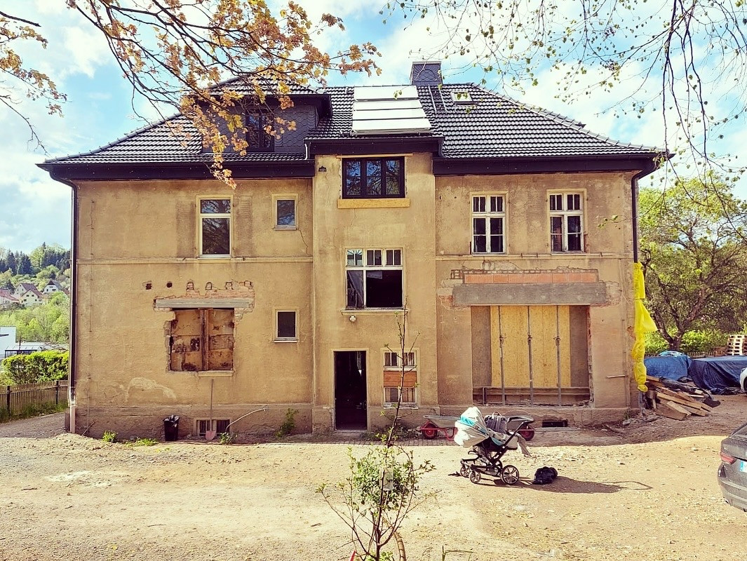 Historische Villa während der Sanierung Chestnut_homenr7_aussen-vorher_web