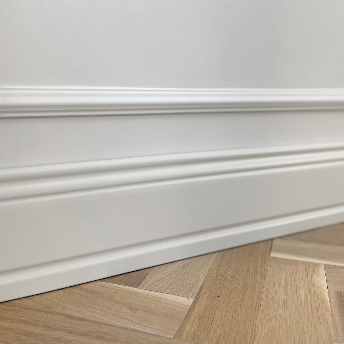 Massivholz-Parkett Fischgrät Eiche Sägerau und Sockelleisten mit Profil Massivholz Helles Parkett, Massivholzparkett