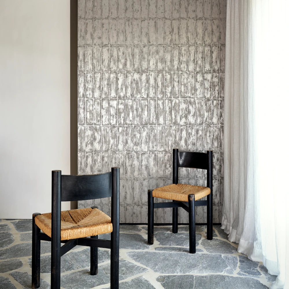 Chalk Stone – Silver – 60124 Metalltapete mit Stühlen