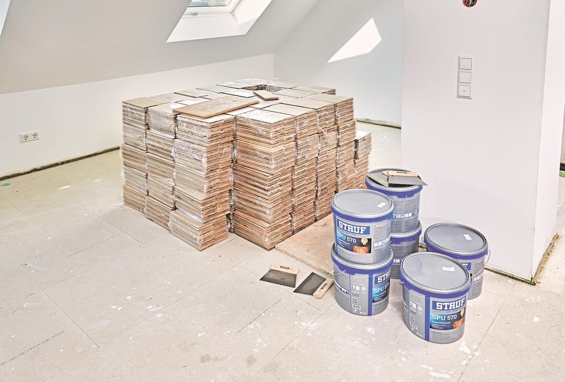 Verlegung von Eichenstäben im Flechtmuster Eiche Clear White, Dachgeschoss Sanierung