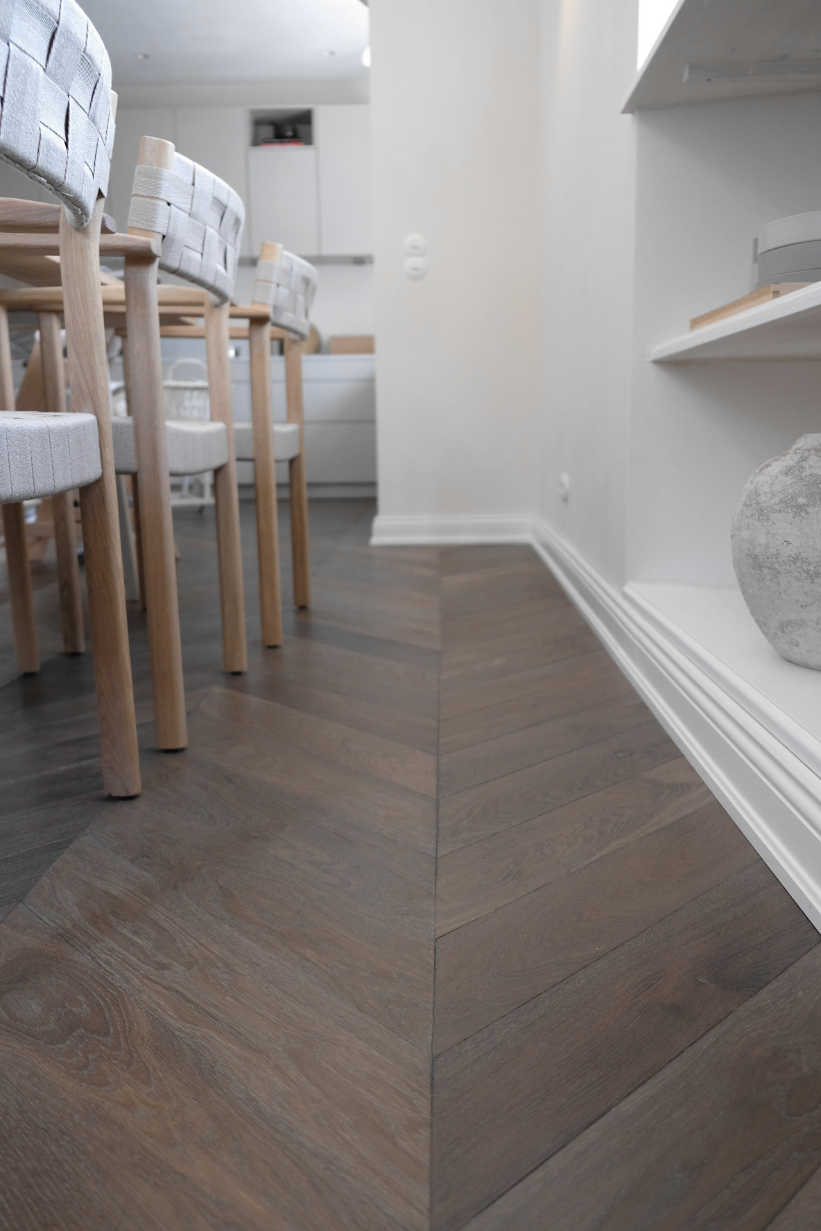 Französisches Fischgrät 45° Winkel, Ile Tudy Chevron, Eichenparkett, Räuchereiche, graubraunes Parkett