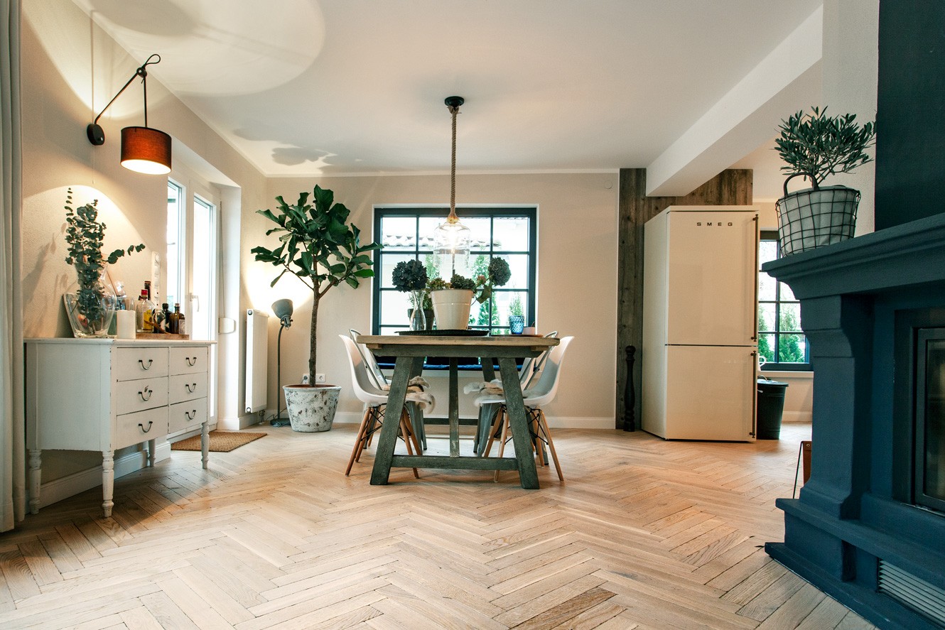Fischgrät Eiche Antik Creamy Horse im sanierten Landhaus Helles Fischgrätparkett im Esszimmer