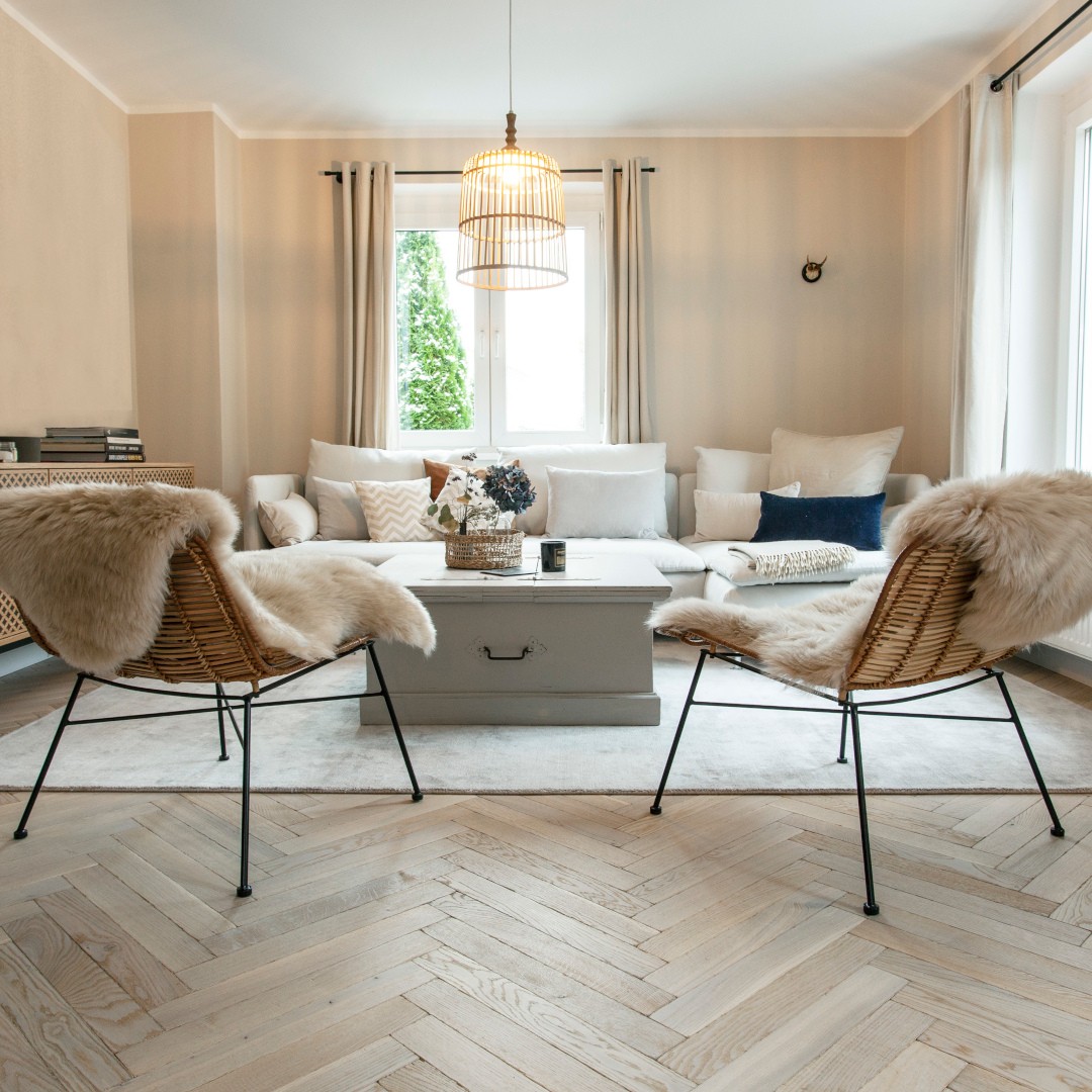 Fischgrät Eiche Antik Creamy Horse im sanierten Landhaus Helles Fischgrätparkett im Wohnraum