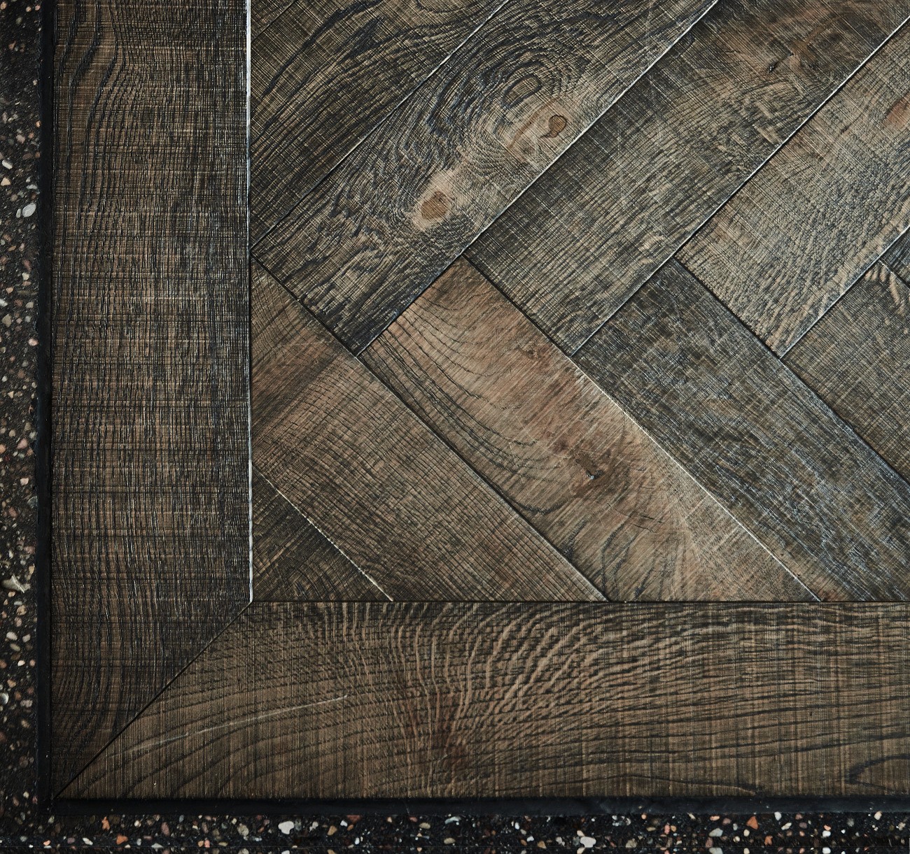 Eiche sägerau Ebony-upbeat, Sortierung Rustic Fischgrätparkett Ebony Randfries