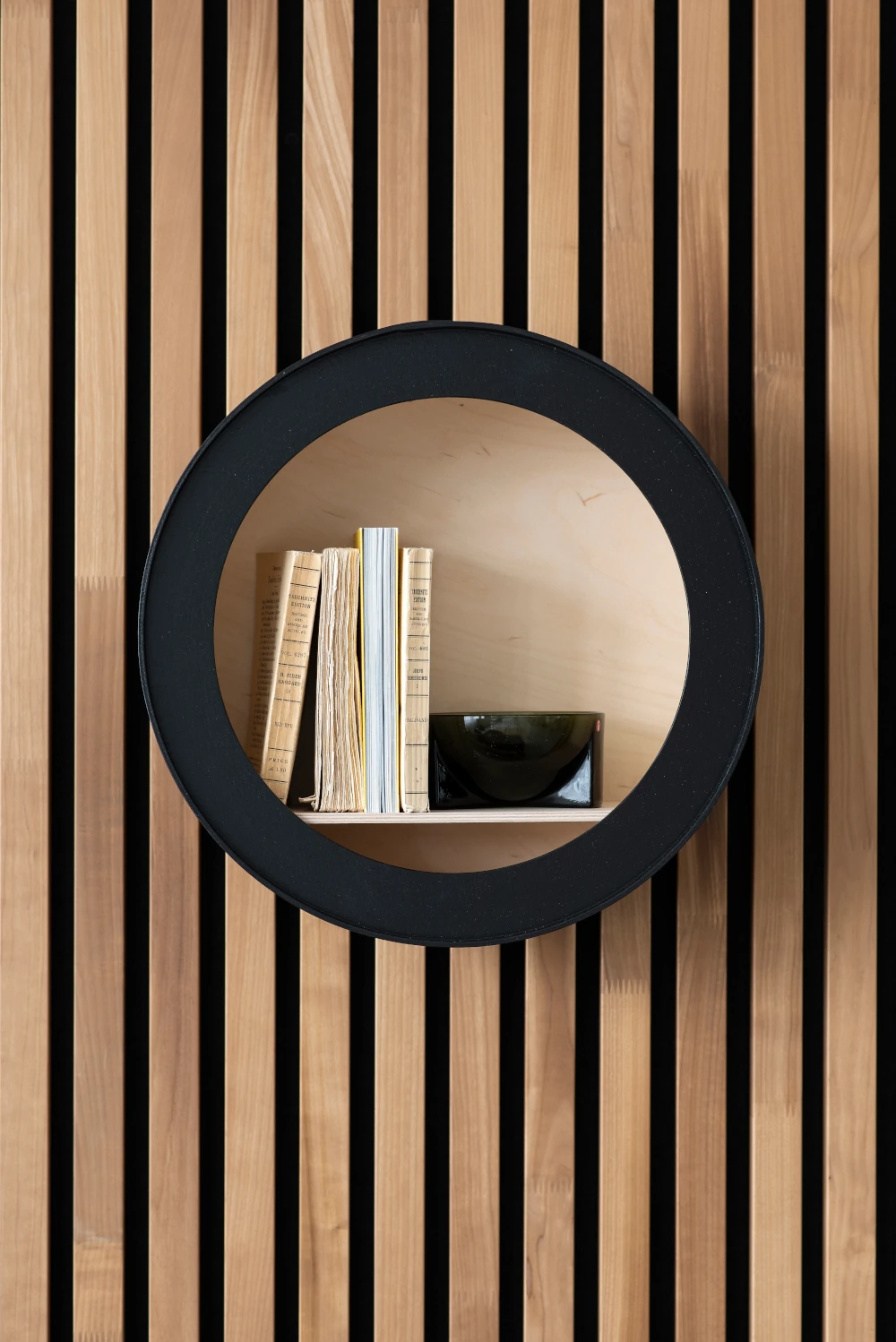 Bücherregal vor Akustikpaneelen aus Massivholz