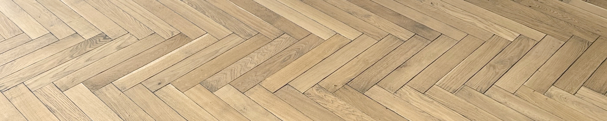 Massivholzparkett mit farblich abgesetzten Kanten