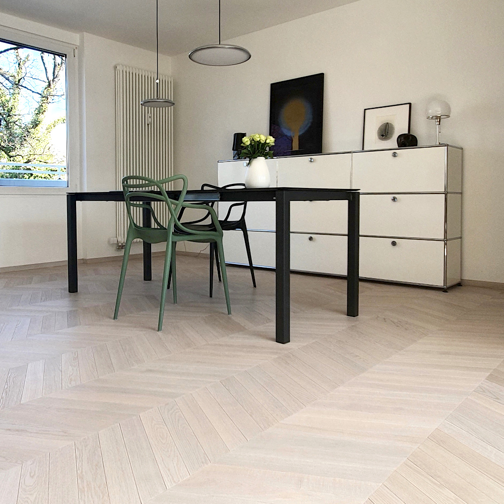 Französisches Fischgrät 60 °, Eiche massiv, Noblesse Polar White Chevron Massivholz, weißes Parkett