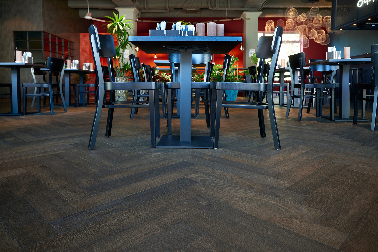Eiche sägerau Ebony-upbeat im Restaurant Svaadish Fischgrätparkett Ebony Gastbereich
