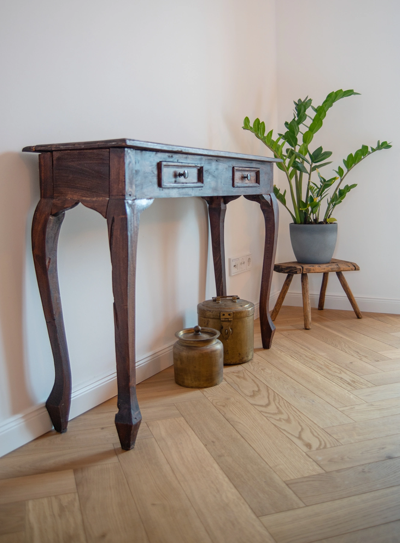 Fischgrät Sägerau Clear White, Eiche massiv Massivparkett, helles Fischgrätparkett