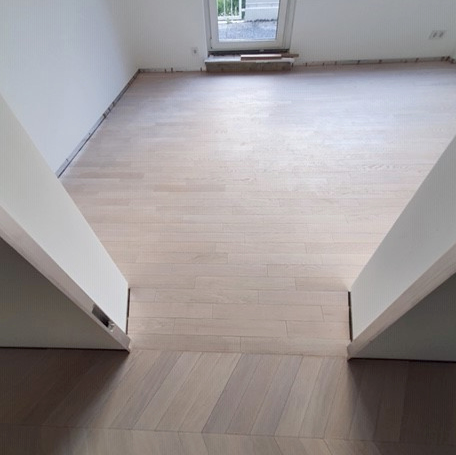 Stabparkett und Französisches Fischgrät 60 °, Eiche massiv, Noblesse Polar White Chevron Massivholz, weißes Parkett