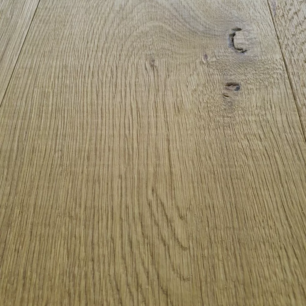 Robuster Massivholzboden braun