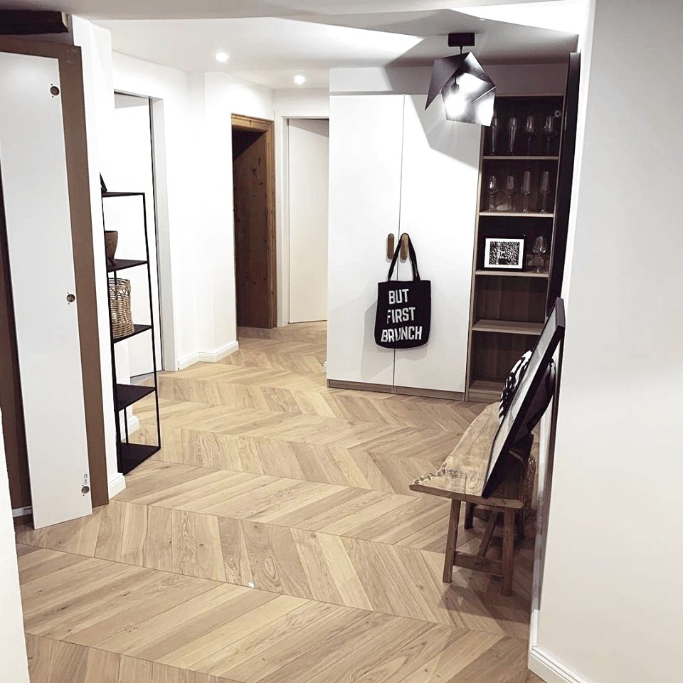 Französisches Fischgrät / Chevron Eiche Clear White Ferienwohnung Steyr, Eichenparkett