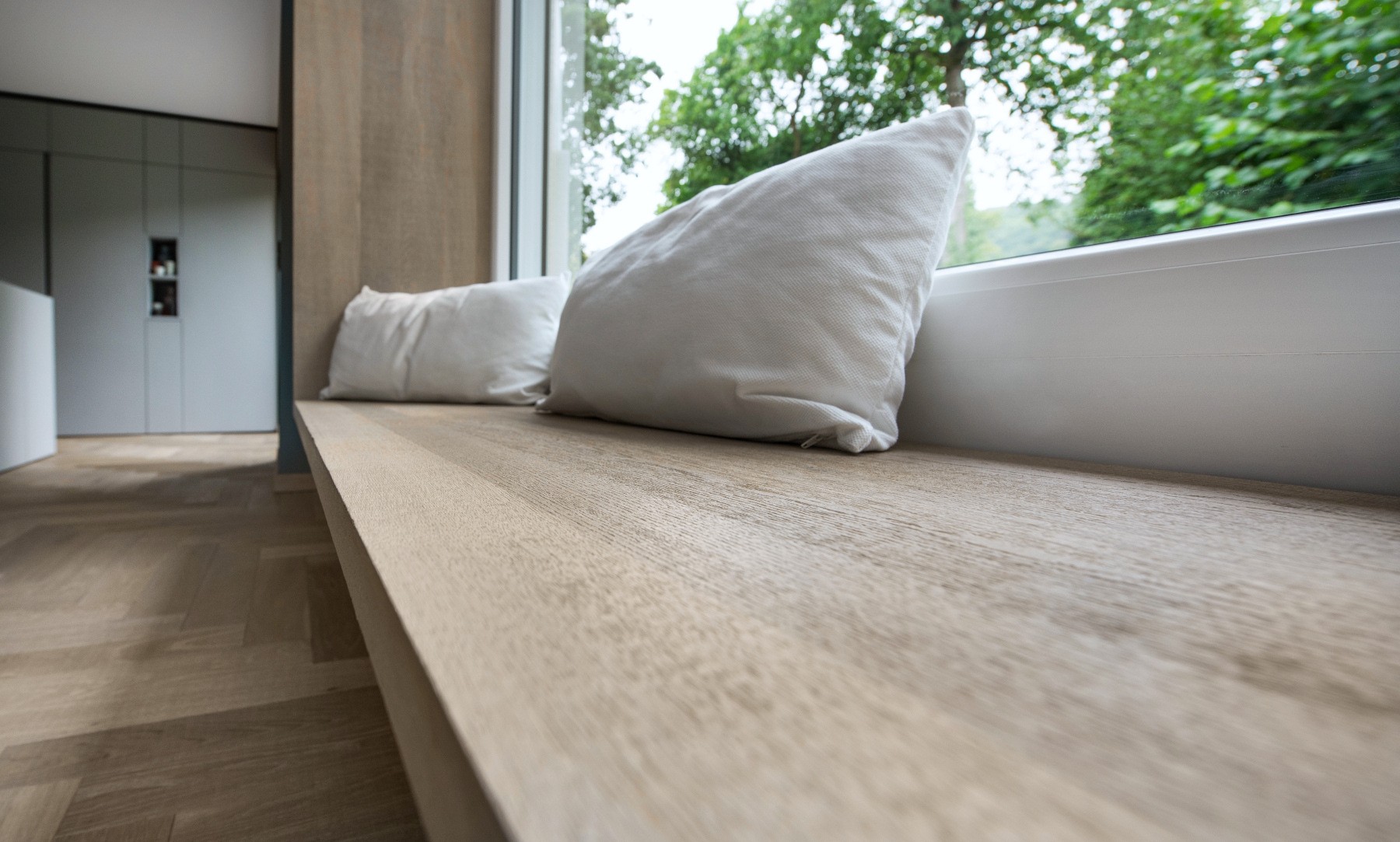 Fischgrät Cristal Grey Sägerau mit passendem Sitzfenster Eiche angeräuchert grau-braun