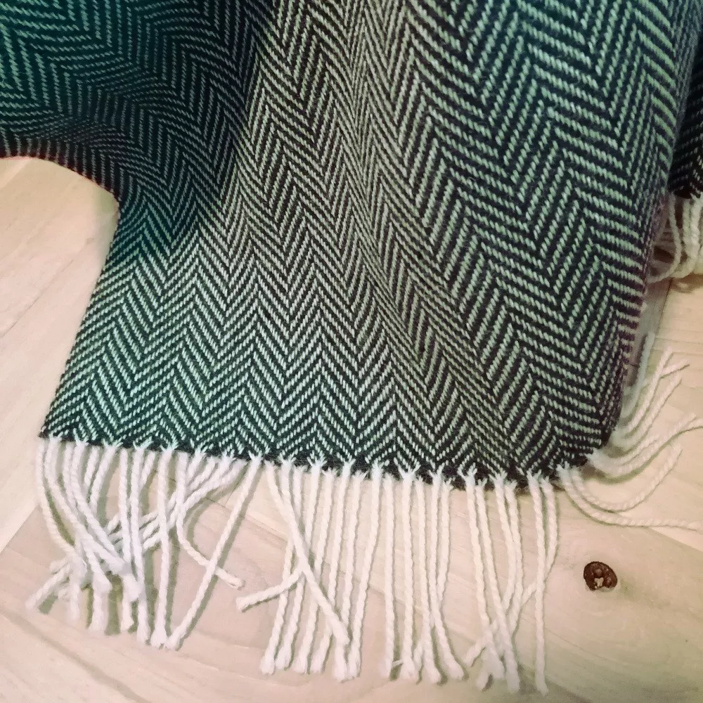 Grüne Wolldecke mit Fischgrätmuster