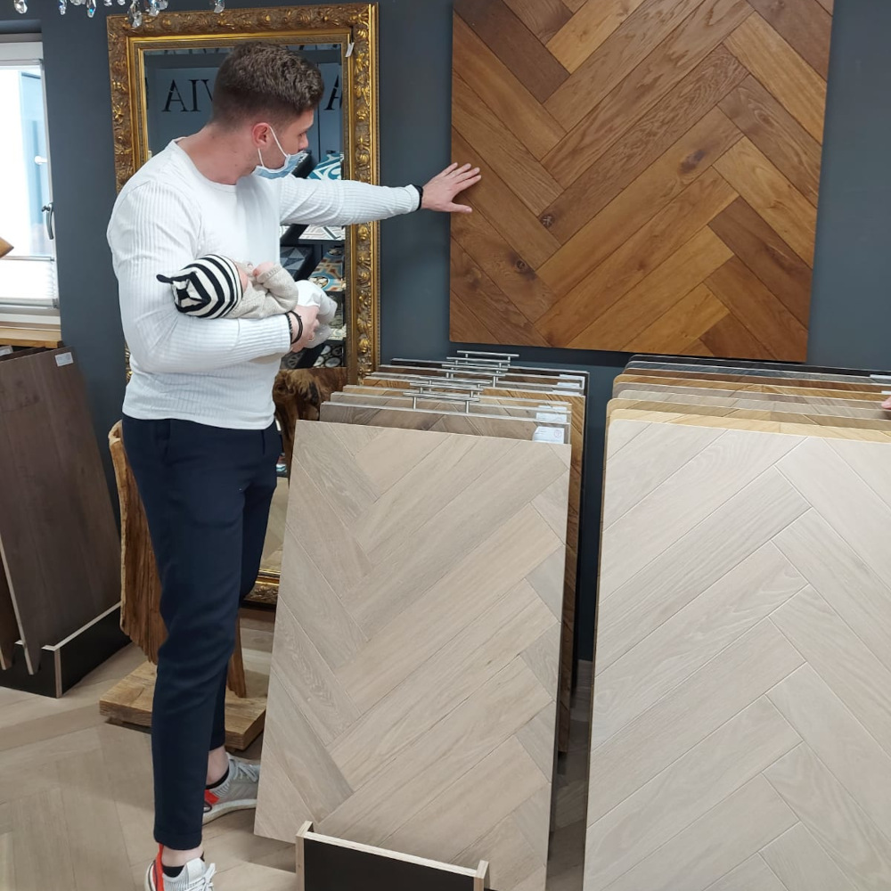 Parkettauswahl im Showroom